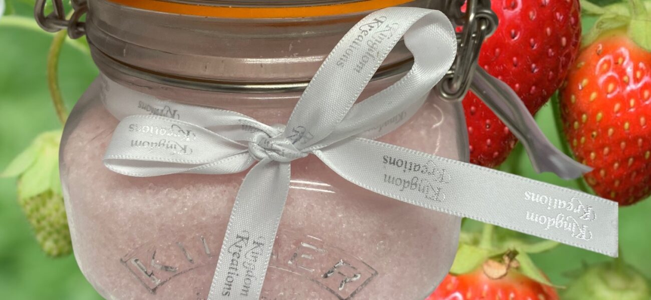 Strawberry Smoothie Fragrance Natural Bath Salts in a Glass Jar (500gr) handmade fever