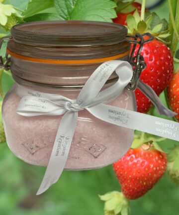 Strawberry Smoothie Fragrance Natural Bath Salts in a Glass Jar (500gr) handmade fever