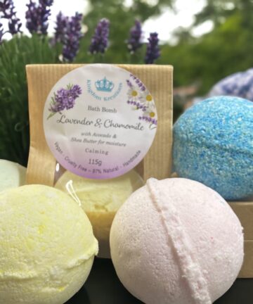 Natural Bath Bomb - consists of 1 large Bath Bomb Lavender and Chamomile - Calming